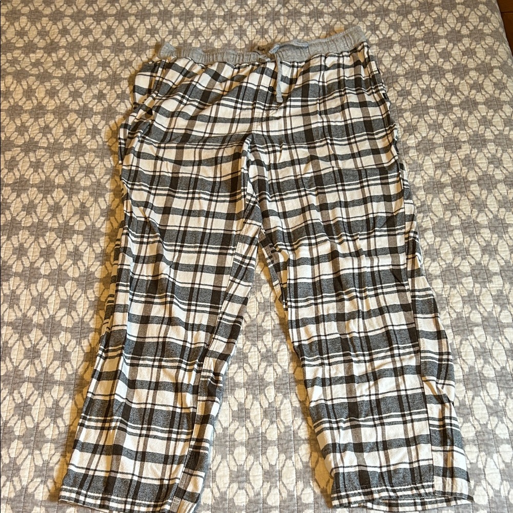 Eddie Bauer Men's Black and White Plaid pajama pants